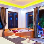 Yesilkoey 2 Bedroom Secluded With Private Pool Hot Tub Βίλα *