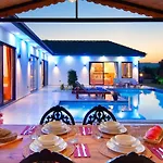 Yesilkoey 2 Bedroom Secluded With Private Pool Hot Tub *