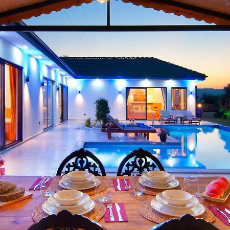 Yesilkoey 2 Bedroom Secluded With Private Pool Hot Tub *