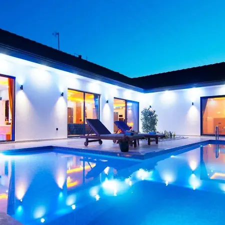 Yesilkoey 2 Bedroom Secluded With Private Pool Hot Tub 别墅