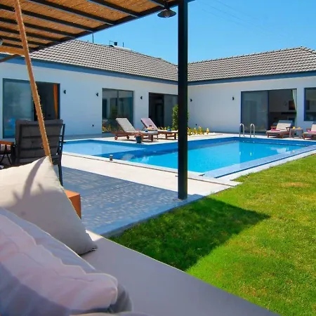 Yesilkoey 2 Bedroom Secluded With Private Pool Hot Tub