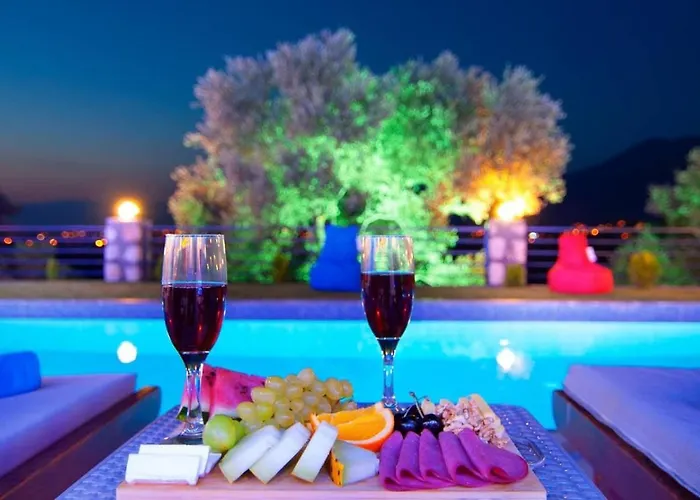 Yesilkoey 2 Bedroom Secluded With Private Pool Hot Tub 别墅 *