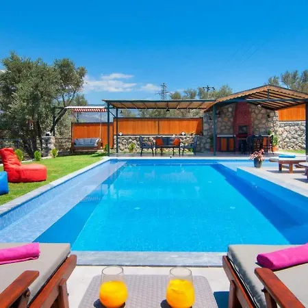 Yesilkoey 2 Bedroom Secluded With Private Pool Hot Tub *